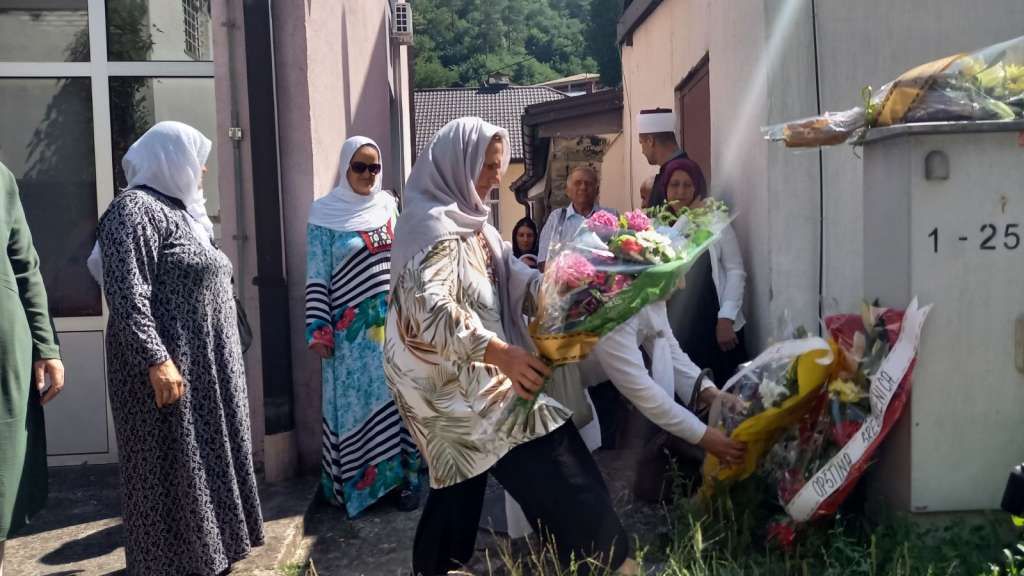 Majke Srebrenice i preživjele žrtve genocida obišli mjesta masovnih stratišta
