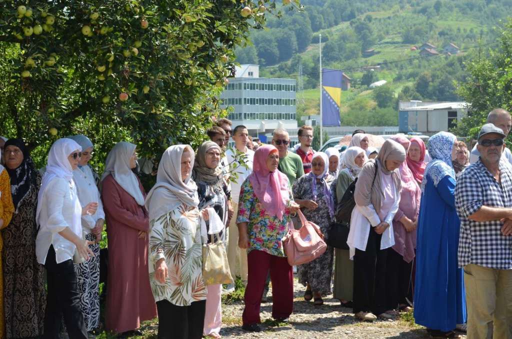Majke Srebrenice i preživjele žrtve genocida obišli mjesta masovnih stratišta