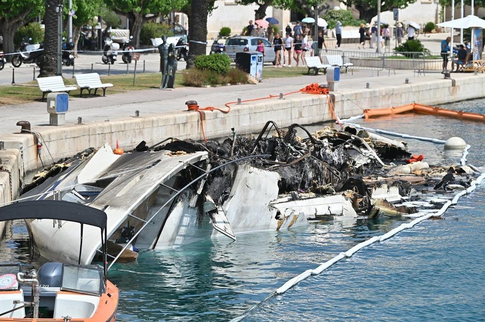 Jahta je prošle sedmice izgorjela u požaru, pa je prostor oko olupine ograđen u dužini od 50 metra radi sprječavanja od eventualnog onečišćenja