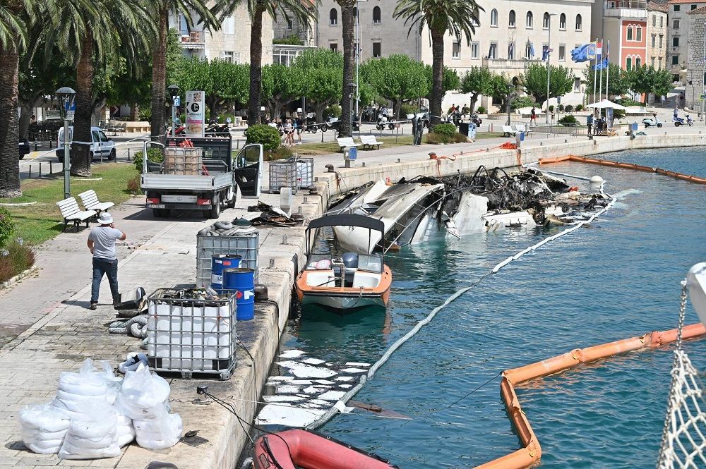 Jahta je prošle sedmice izgorjela u požaru, pa je prostor oko olupine ograđen u dužini od 50 metra radi sprječavanja od eventualnog onečišćenja