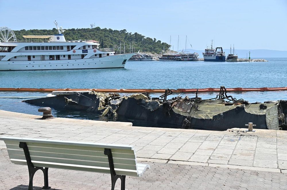 Jahta je prošle sedmice izgorjela u požaru, pa je prostor oko olupine ograđen u dužini od 50 metra radi sprječavanja od eventualnog onečišćenja