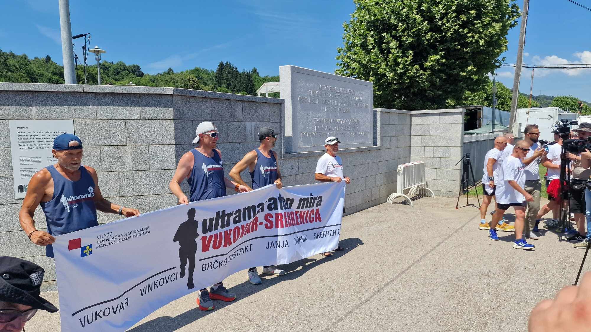 Iz doline bijelih križeva u dolinu bijelih nišana: Maratonci iz Vukovara stigli u Potočare