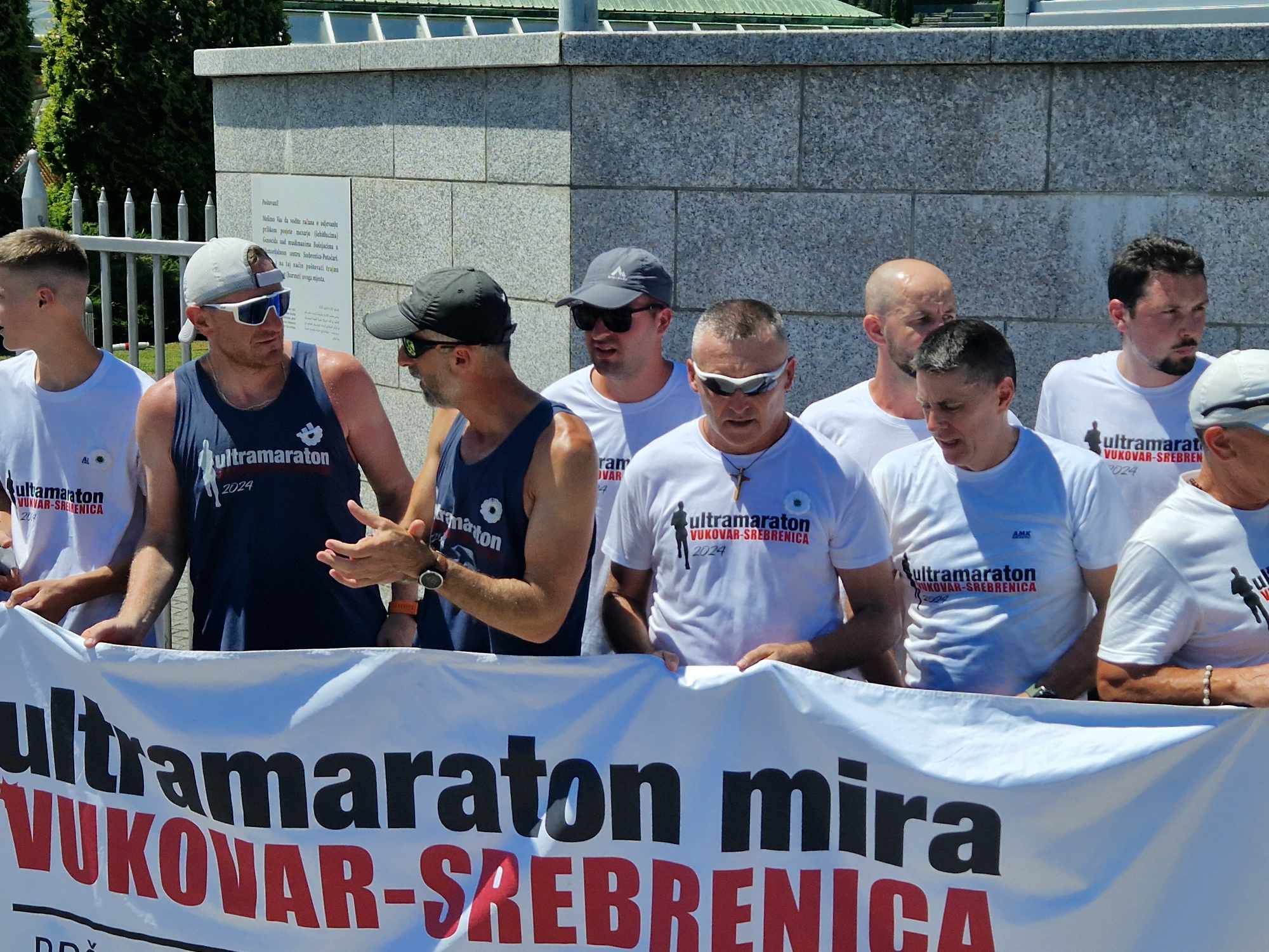Iz doline bijelih križeva u dolinu bijelih nišana: Maratonci iz Vukovara stigli u Potočare