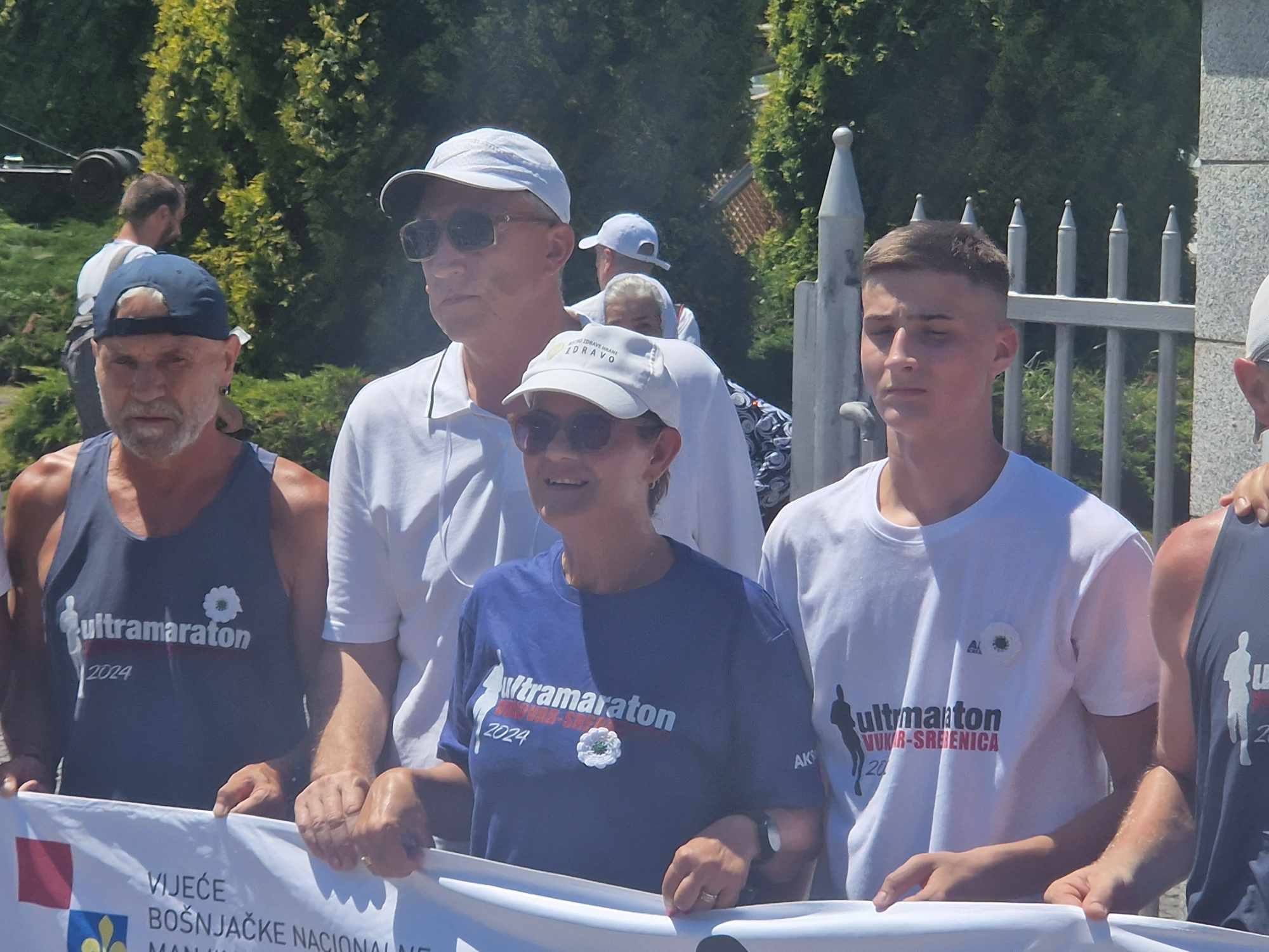 Iz doline bijelih križeva u dolinu bijelih nišana: Maratonci iz Vukovara stigli u Potočare