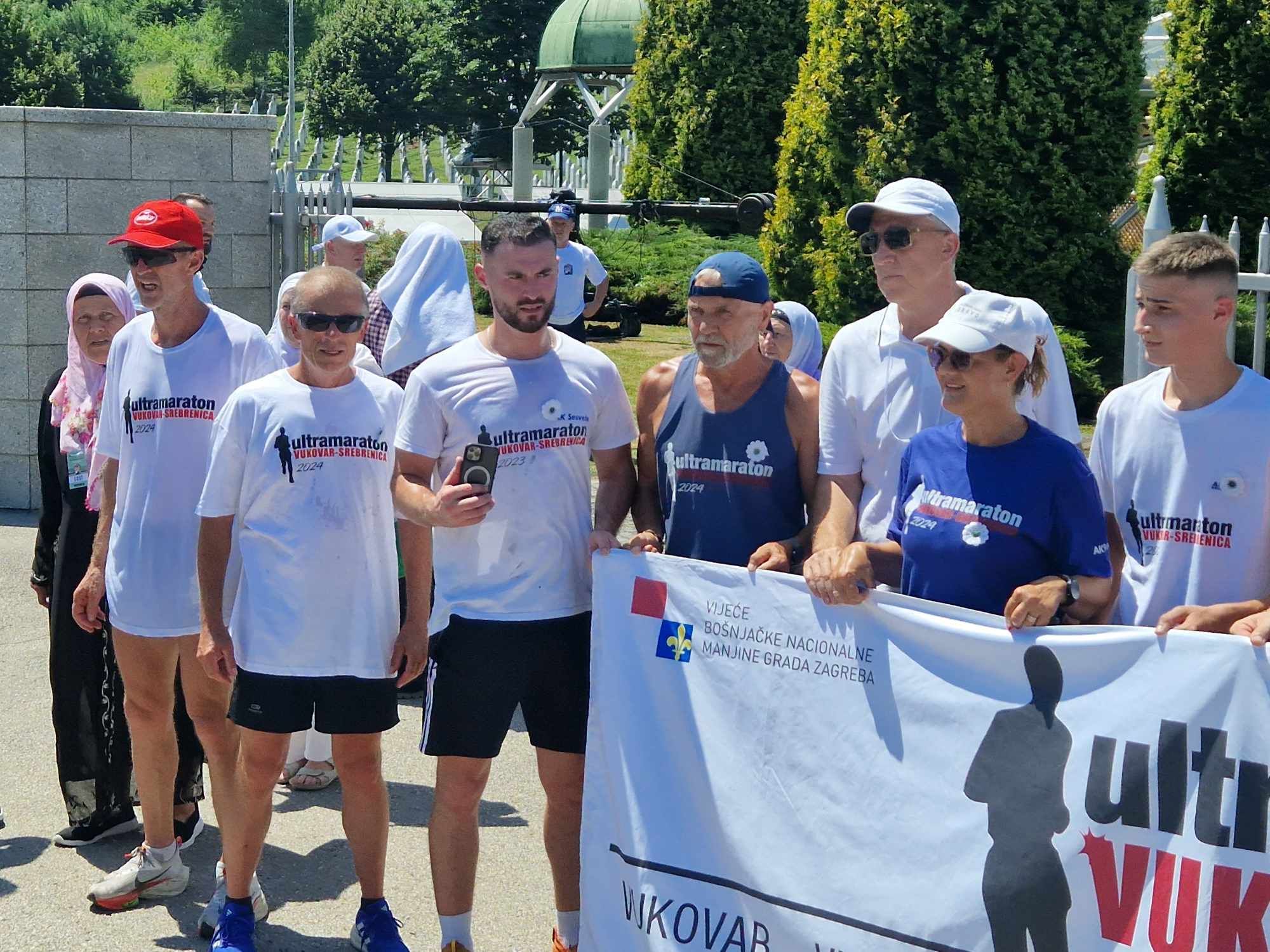 Iz doline bijelih križeva u dolinu bijelih nišana: Maratonci iz Vukovara stigli u Potočare