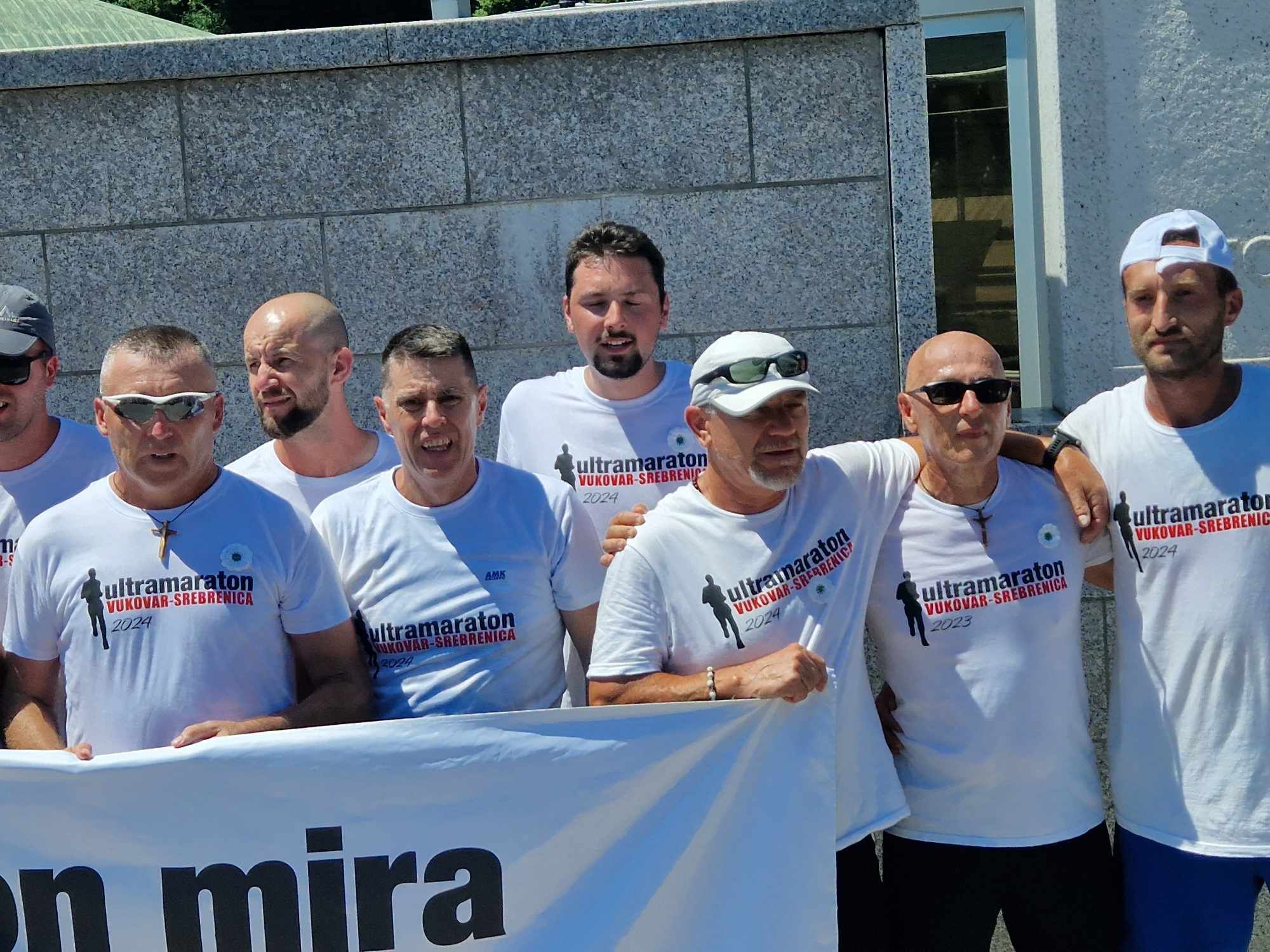 Iz doline bijelih križeva u dolinu bijelih nišana: Maratonci iz Vukovara stigli u Potočare