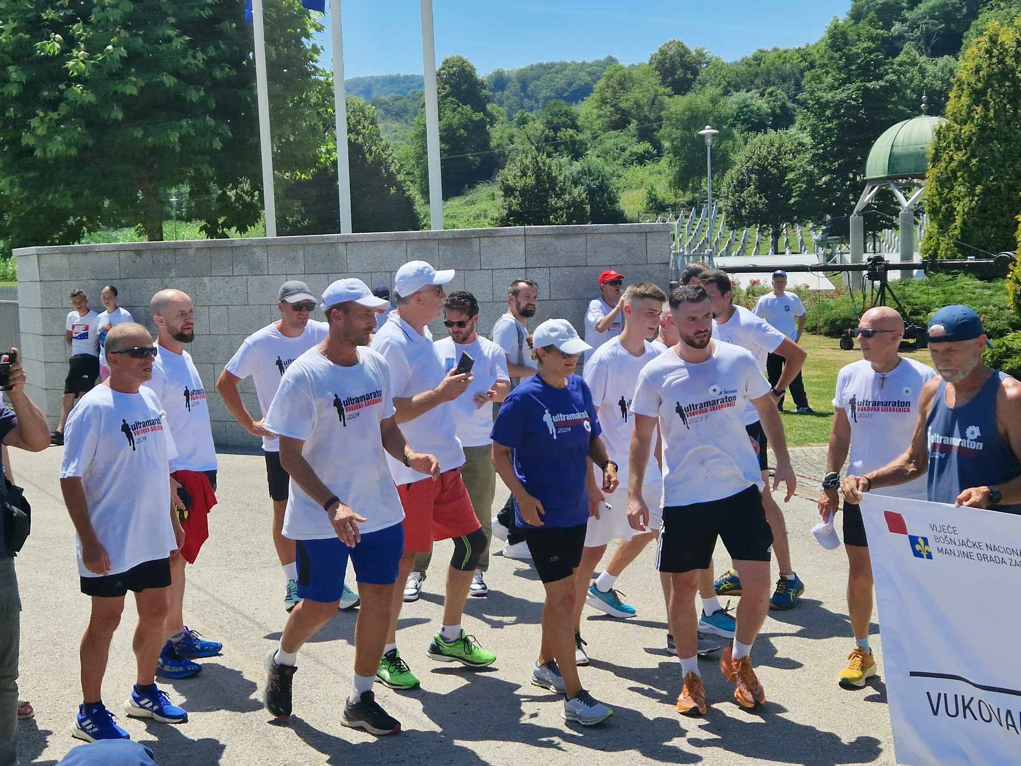 Iz doline bijelih križeva u dolinu bijelih nišana: Maratonci iz Vukovara stigli u Potočare