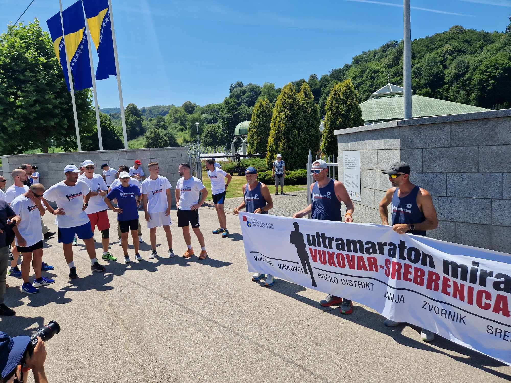 Iz doline bijelih križeva u dolinu bijelih nišana: Maratonci iz Vukovara stigli u Potočare