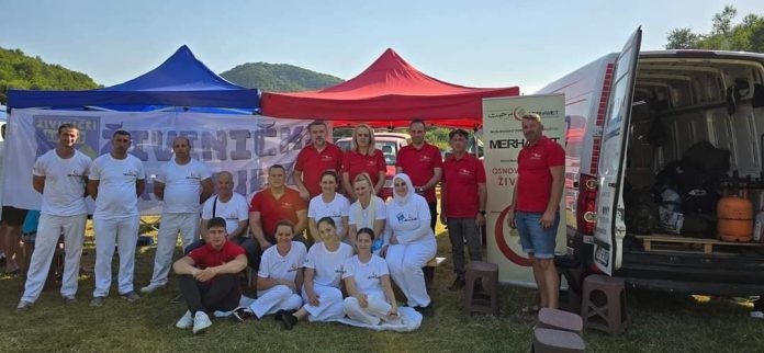 Podijeljeno je više od 550 obroka koje je pripremilo i dijelilo osoblje tuzlanskog “Merhameta”. 