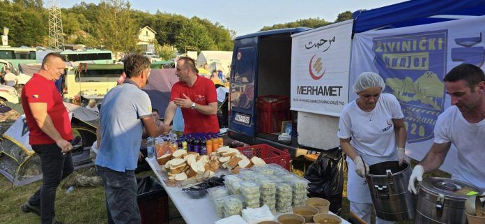 Podijeljeno je više od 550 obroka koje je pripremilo i dijelilo osoblje tuzlanskog “Merhameta”. 