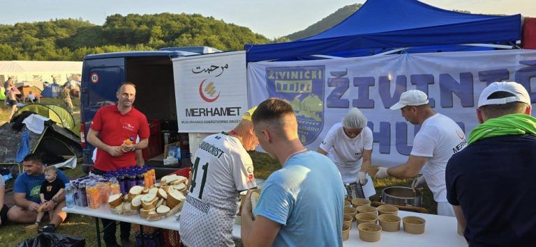 Podijeljeno je više od 550 obroka koje je pripremilo i dijelilo osoblje tuzlanskog “Merhameta”. 