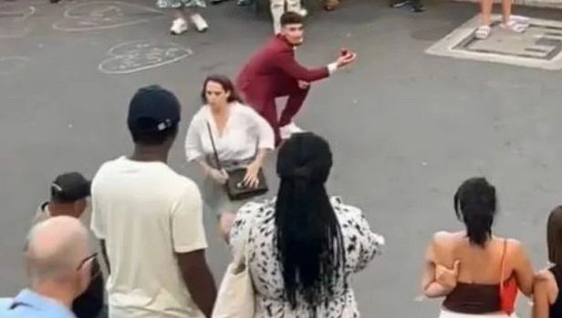 Oko njih je bila masa ljudi koji su u nevjerici gledali kako djevojka trči po stepenicama u suzama. To je bila njena reakcija čim je dečko kleknuo pred nju