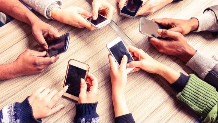 Zbog zabrane mobitela u finskim školama se opet druži i priča