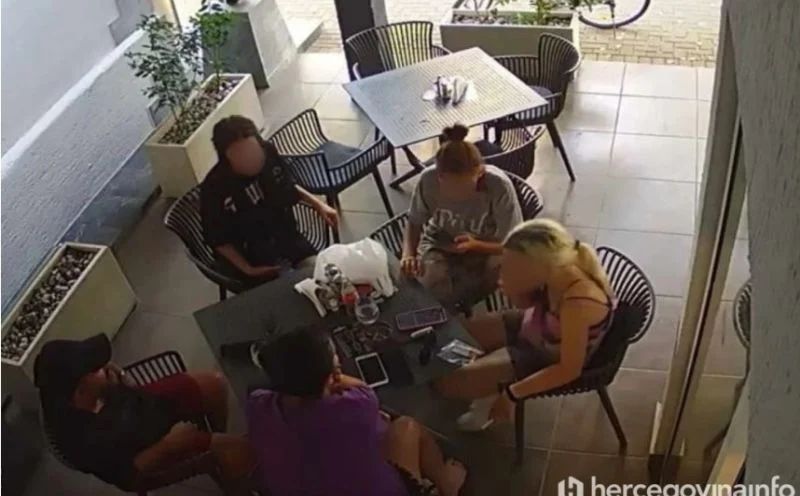 Na fotografiji iz Mostara može se vidjeti žena u ljubičastoj majici i šorcu te muškarac u crnoj majici i crvenom šorcu sa šiltericom na glavi u društvu troje tinejdžera.