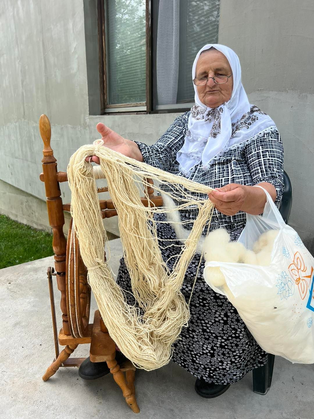 Nana Muška i u 70-tim godinama prede vunu: Nekad se od ovoga lijepo zarađivalo