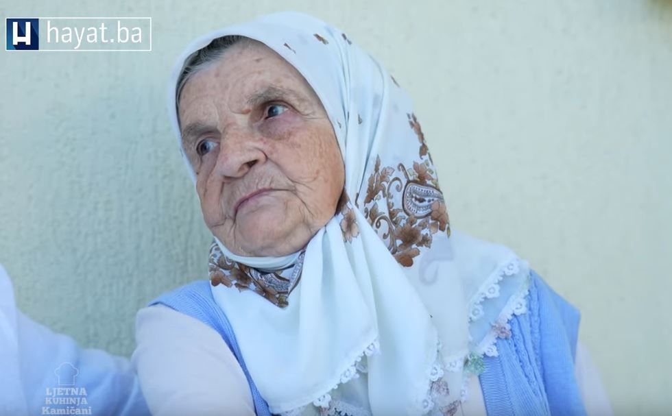Iako je u kasnim osamdesetim, nana Hava se još uvijek aktivno kreće i radi kućne poslove