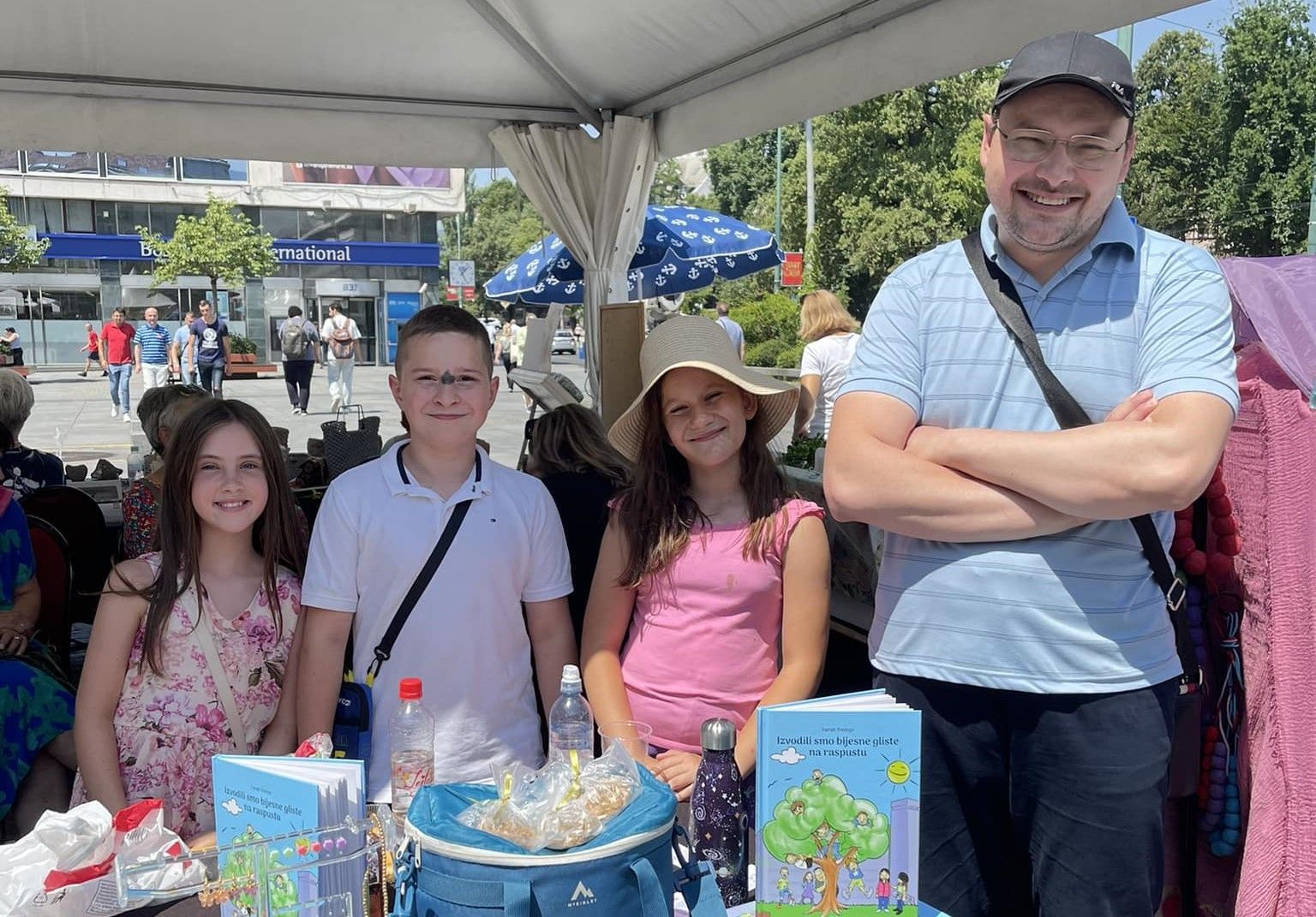 Fejzullah i Selma će svoju zaradu pokloniti Farah, da ona može odštampati drugo izdanje svoje knjige.
