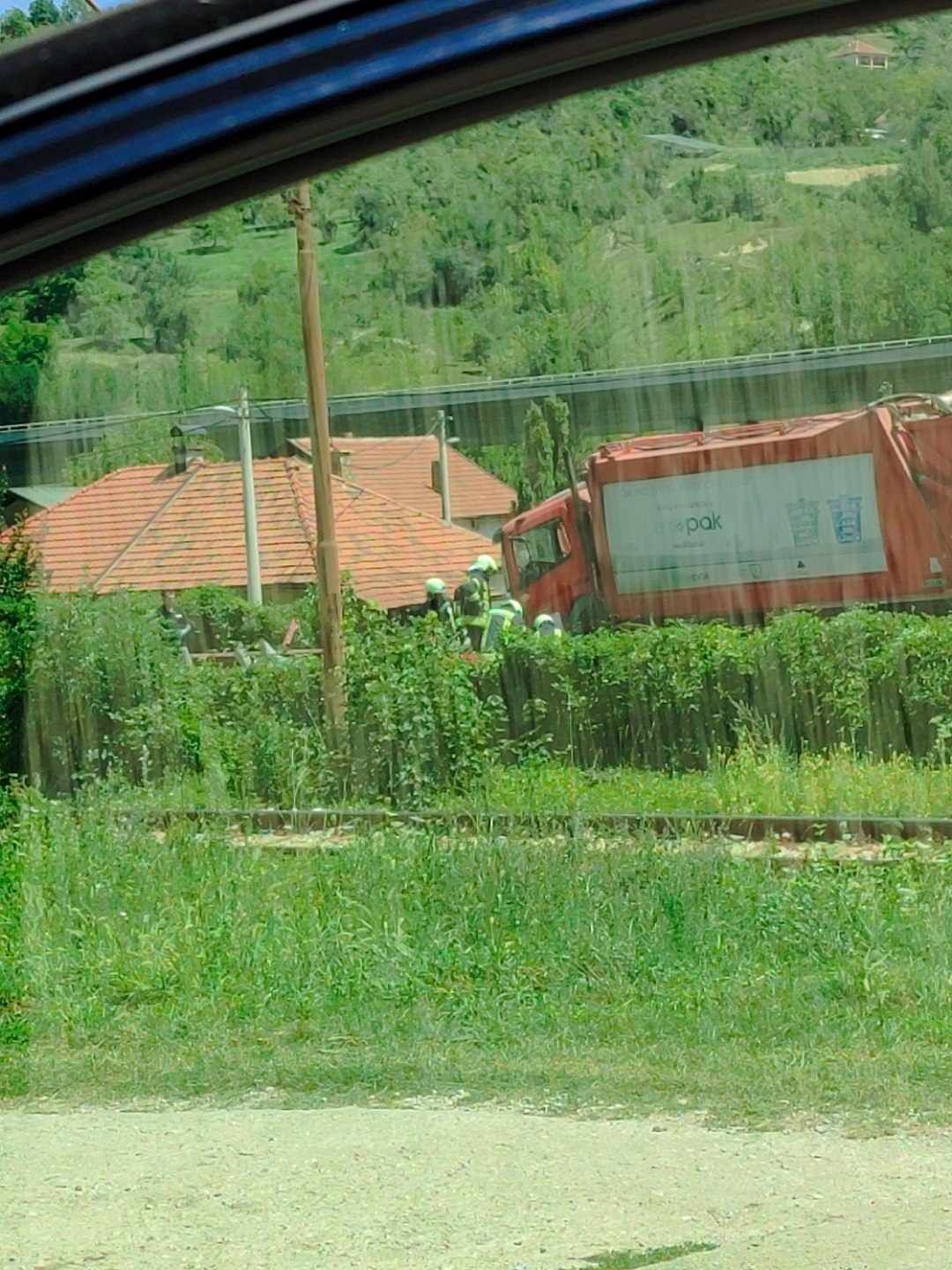 Teretnim motornim vozilom upravljao je P. I. iz Viteza, a na mjestu suvozača bio je P. V., koji je zadobio teške tjelesne povrede i prevezen je u Kantonalnu bolnicu Zenica.