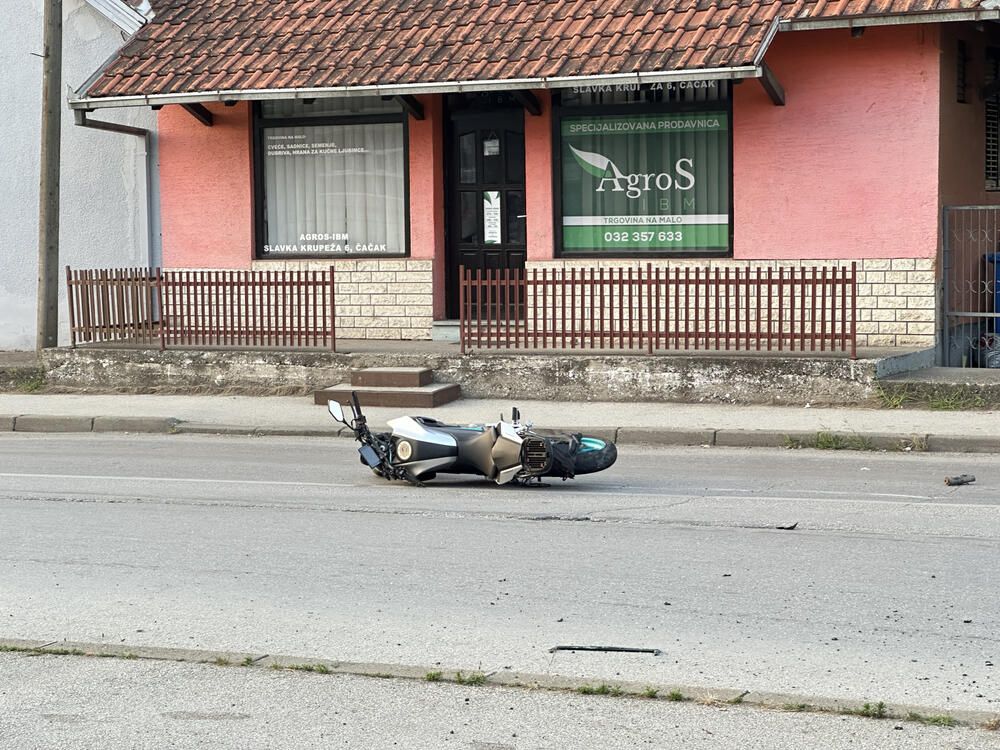Saobraćajna nesreća na kružnom toku bila je toliko silovita da je automobil Škoda skoro potpuno bio razlupan, a aktivirali su se i vazdušni jastuci
