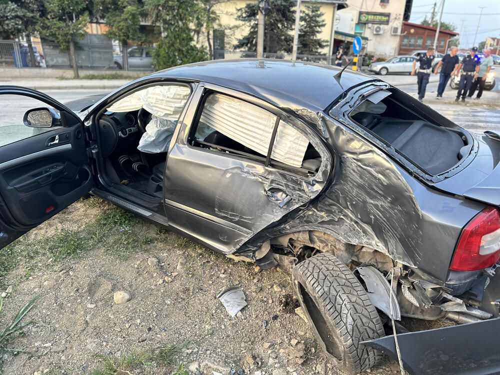 Saobraćajna nesreća na kružnom toku bila je toliko silovita da je automobil Škoda skoro potpuno bio razlupan, a aktivirali su se i vazdušni jastuci