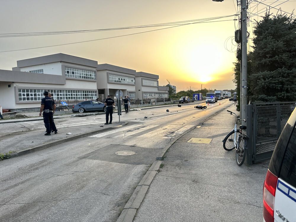 Saobraćajna nesreća na kružnom toku bila je toliko silovita da je automobil Škoda skoro potpuno bio razlupan, a aktivirali su se i vazdušni jastuci