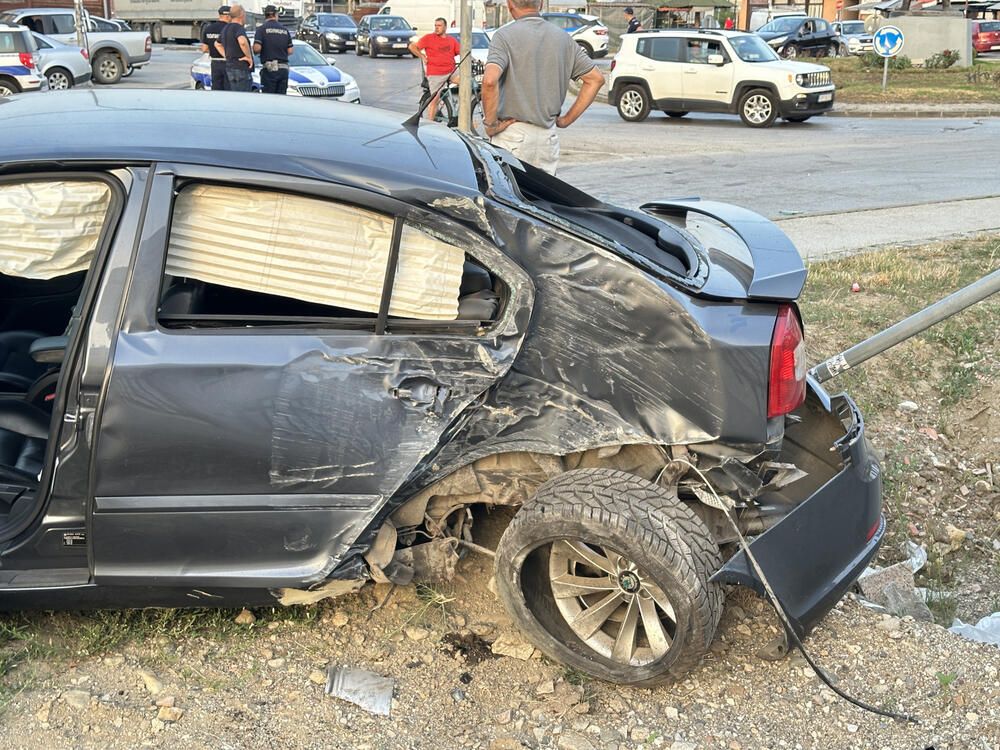 Saobraćajna nesreća na kružnom toku bila je toliko silovita da je automobil Škoda skoro potpuno bio razlupan, a aktivirali su se i vazdušni jastuci