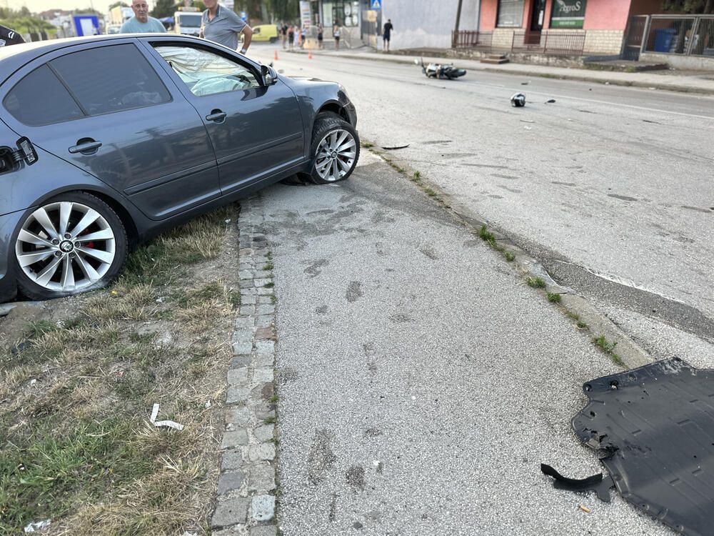 Saobraćajna nesreća na kružnom toku bila je toliko silovita da je automobil Škoda skoro potpuno bio razlupan, a aktivirali su se i vazdušni jastuci