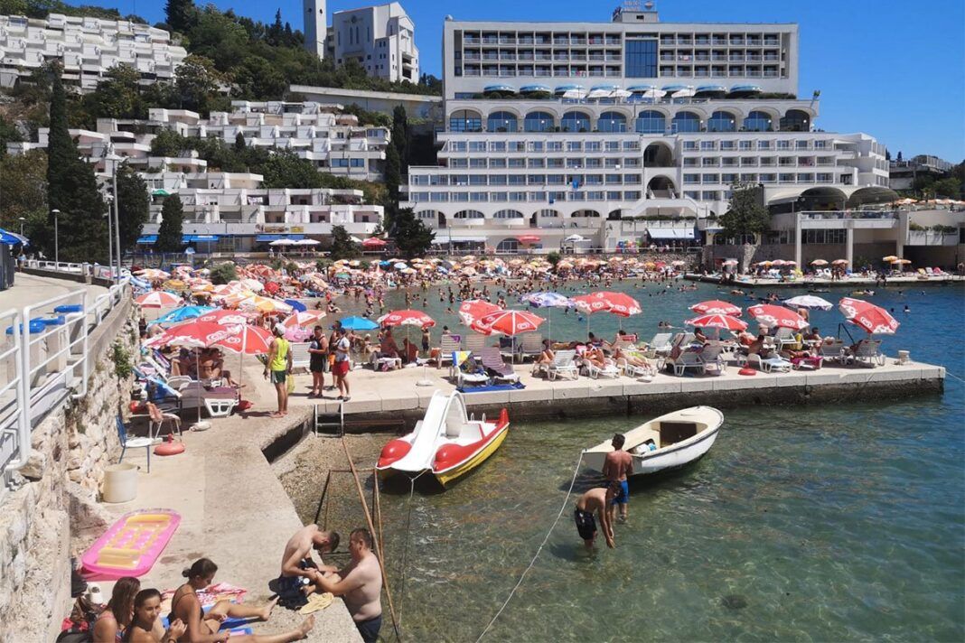 Dodao je da je Neum i prošle godine bio dobro posjećen, a ove godine se biljeleži porast broja turista uprkos blagom rastu cijena, što bi moglo doprinijeti i povećanju prihoda