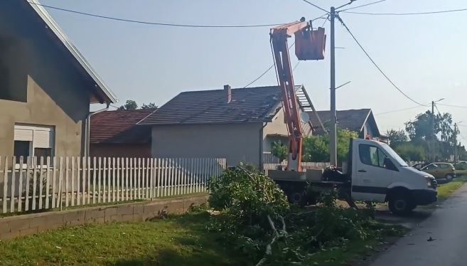 U Grabovcu su vatrogasci uklanjali stabla i s oštećenih električnih vodova
