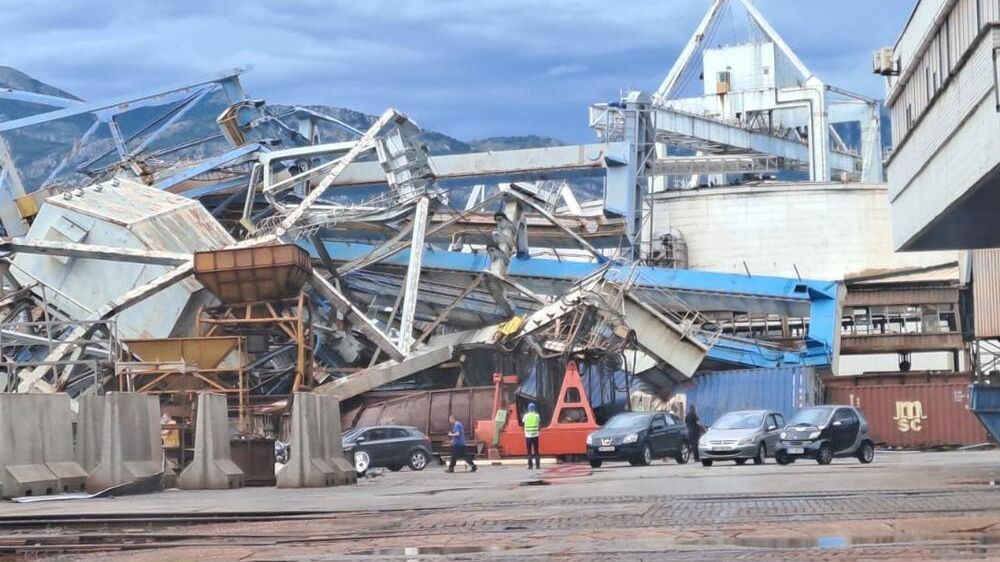 Prema nezvaničnim informacijama, jedna osoba je povrijeđena, a nastala materijalna šteta je velika.