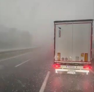 Padao je grad veličine oraha, a od oluje je i vidljivost bila mala