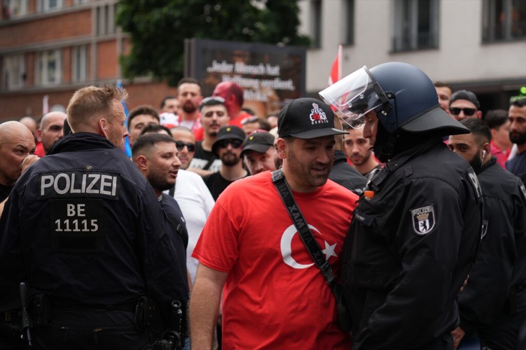 Večeras se u Berlinu održava posljednji četvrtfinalni dvoboj Eura između Nizozemske i Turske. Utakmica nije ni počela,a već je policija morala intervenirati na ulicama Berlina.