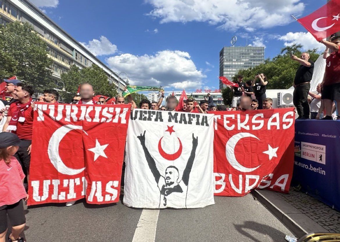 Njemačka policija zaustavila korteo turskih navijača zbog kontroverznog pozdrava