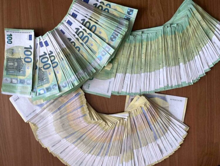 Mada su prijavili samo lični prtljag i dozvoljeni iznos gotovog novca, ličnim pretresom je kod putnice u donjem vešu i grudnjaku pronađeno 56.800 eura.