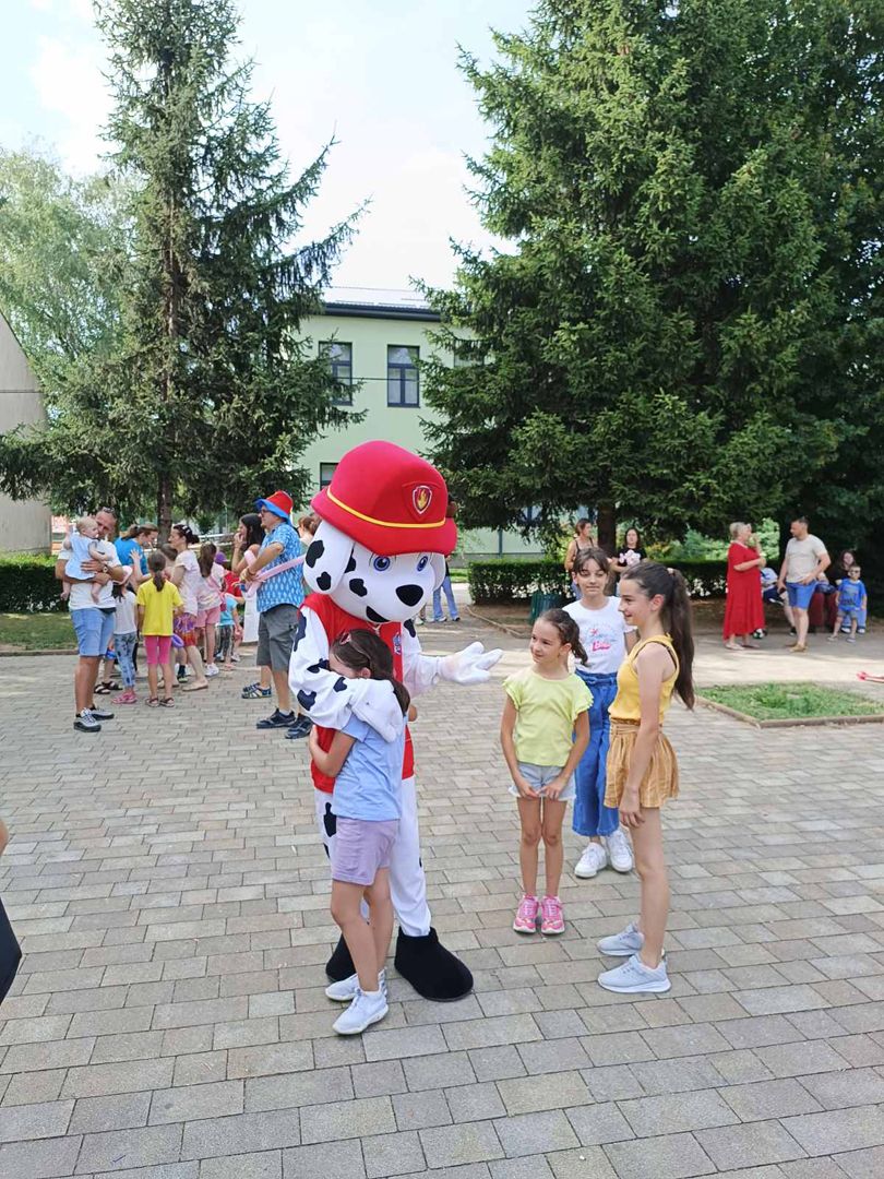 Osim igre i plesa, djeca su imala priliku da učestvuju u kreativnim radionicama i sportskim aktivnostima