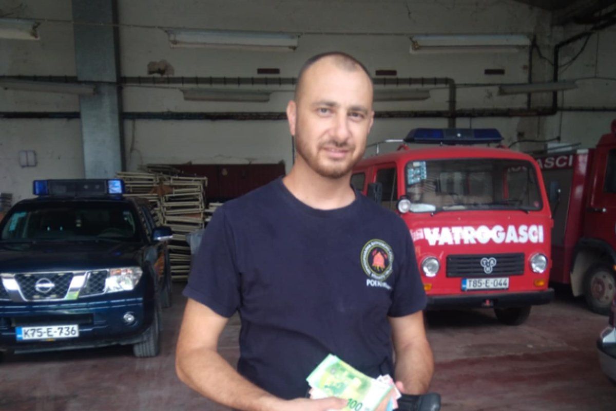 U tom momentu ni na trenutak mu nije palo na pamet da bih mogao da uzme novac.