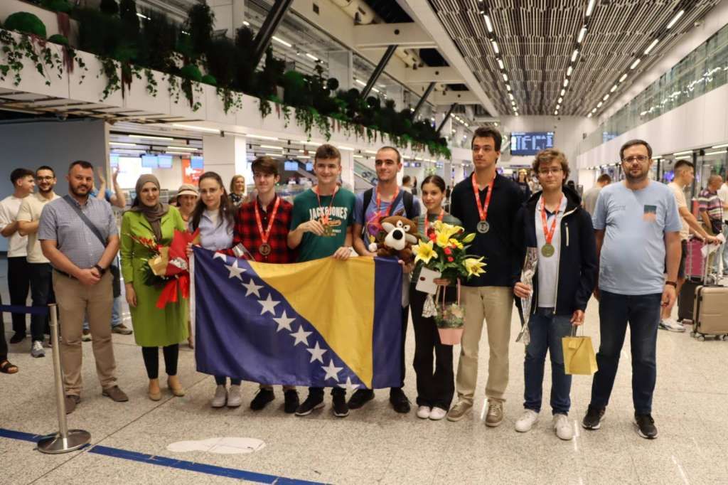 U ekipnom plasmanu na ovom takmičenju Bosna i Hercegovina je zauzela 13. mjesto u konkurenciji 108 zemalja, što je ubjedljivo najbolji ekipni plasman u historiji