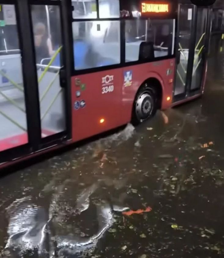 Beograd je ovog jutra doslovno pod vodom s obzirom da zbog ogromne količine kiše koja je pala u toku noći i ovog jutra rijeke teku ulicama