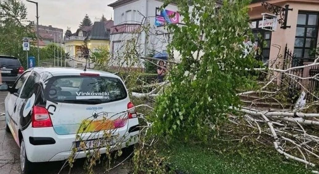 Beograd je ovog jutra doslovno pod vodom s obzirom da zbog ogromne količine kiše koja je pala u toku noći i ovog jutra rijeke teku ulicama