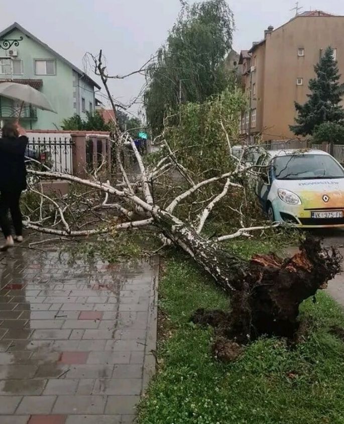 Beograd je ovog jutra doslovno pod vodom s obzirom da zbog ogromne količine kiše koja je pala u toku noći i ovog jutra rijeke teku ulicama