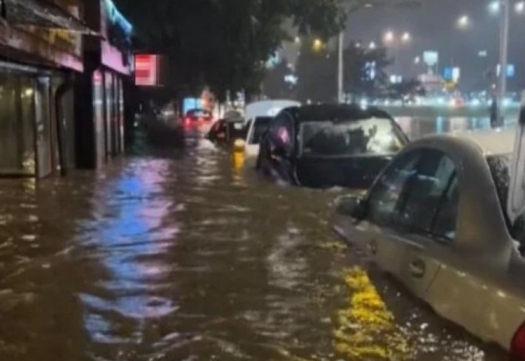 Beograd je ovog jutra doslovno pod vodom s obzirom da zbog ogromne količine kiše koja je pala u toku noći i ovog jutra rijeke teku ulicama