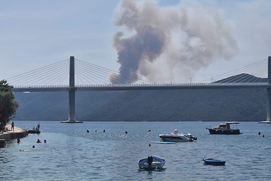 Fotografije koje su objavljene na društvenim mrežama pokazuju da se na Pelješcu trenutno vidi ogroman dim