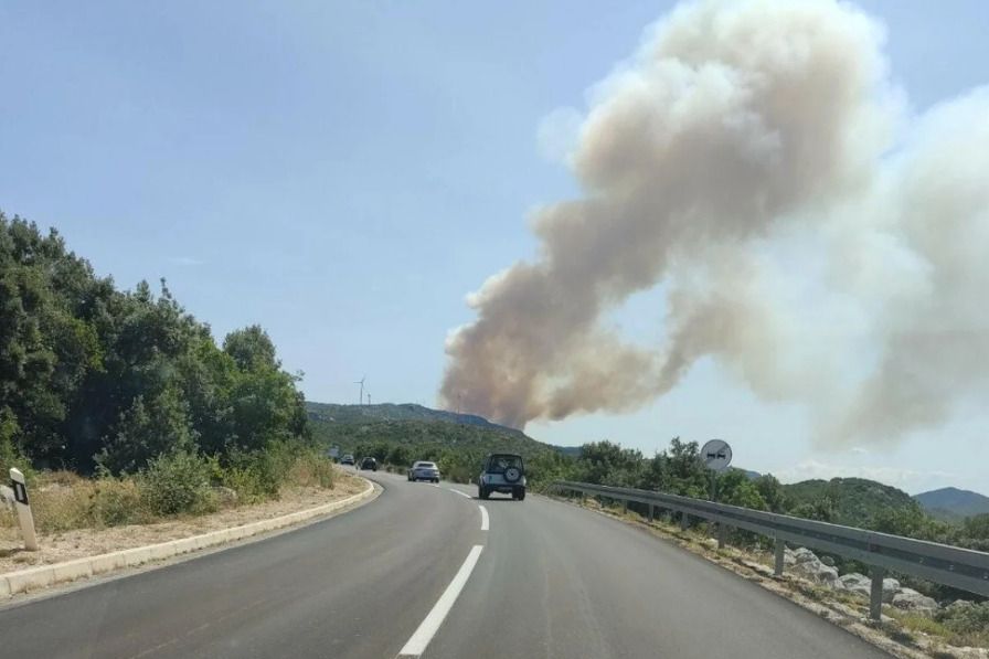 Fotografije koje su objavljene na društvenim mrežama pokazuju da se na Pelješcu trenutno vidi ogroman dim