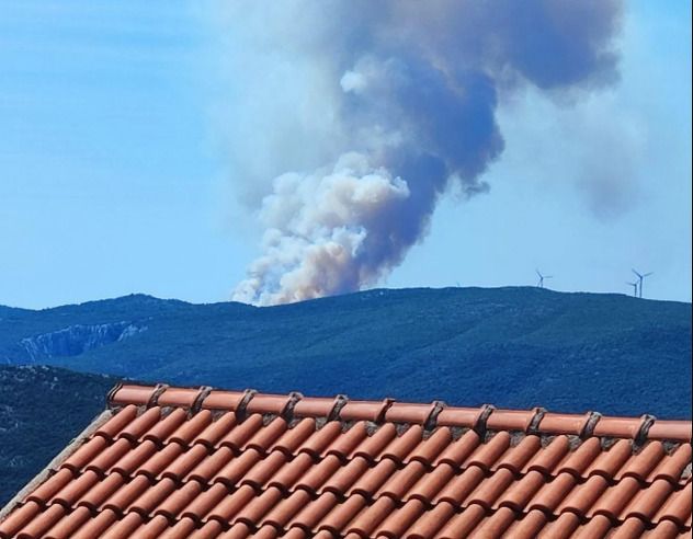 Fotografije koje su objavljene na društvenim mrežama pokazuju da se na Pelješcu trenutno vidi ogroman dim
