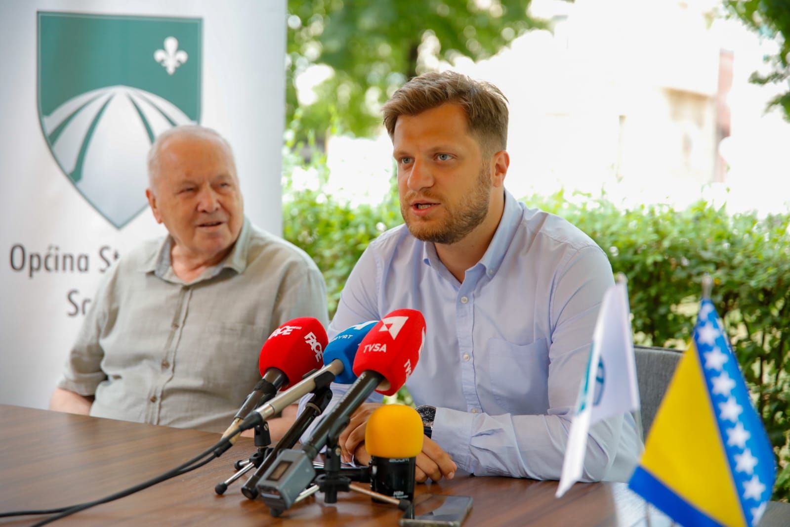 Ugovor sa načelnikom potpisao je predsjednik Udruženja penzionera Stari Grad, Kasim Halak.