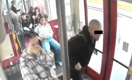 Muškarac u tramvaju udario penzionerku (84) nogom u glavu: Zadobila opasne povrede