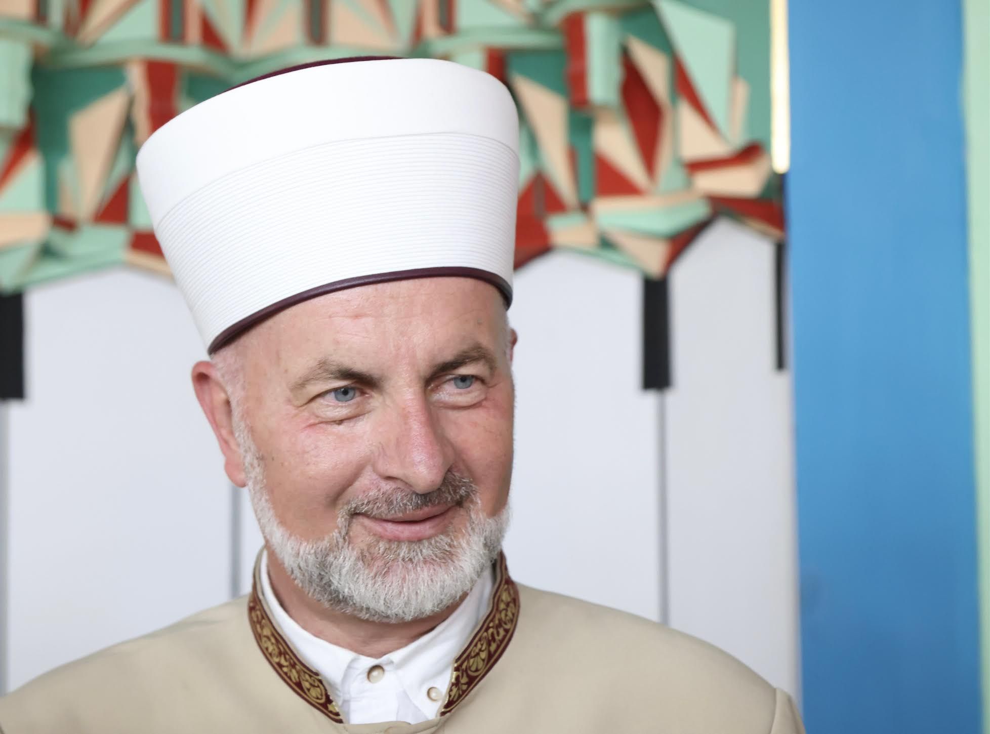Vjernicima je poručio „probudi u sebi tu ljepotu Allahovog daha i uljepšaj sebe i oko sebe i biće ti lijepo“.