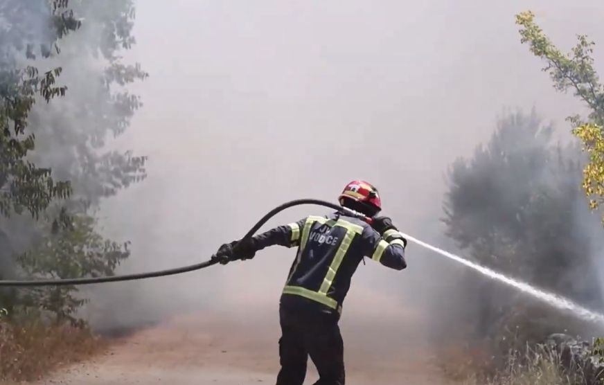 Prilikom gašenja, jedan je vatrogasac povrijeđen.                                                                                      