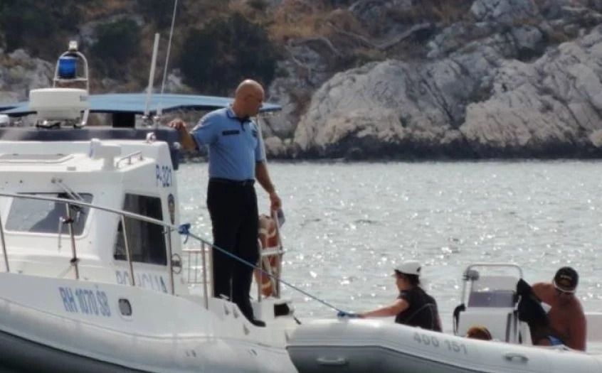 Vidno prestrašenom i pothlađenom maloljetniku policijski službenici su pomogli da se popne na službeno plovilo gdje su mu pružili potrebnu pomoć                           
