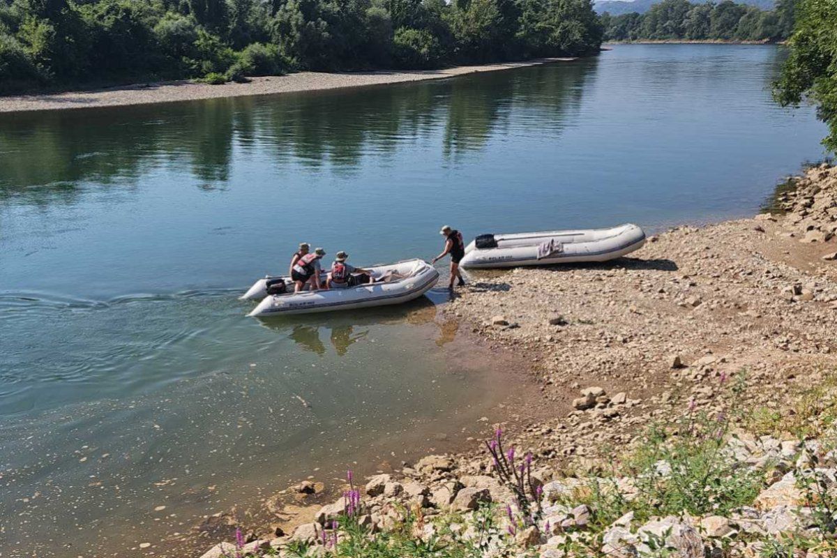 Čamac prevezao njih 30 i da se vraćao po druge, i da prelaskom tog drugog se čamac prevrnuo i stadalo je 12 osoba